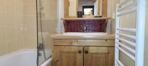 une salle de bain avec un lavabo et une baignoire dans l'établissement Résidence Valeriane G - VALERIANE 101 MAE-7241, à Valmorel