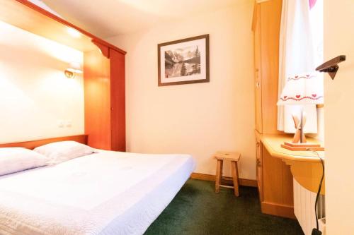 une chambre d'hôtel avec un lit et un bureau dans l'établissement Résidence Valeriane G - VALERIANE 101 MAE-7241, à Valmorel