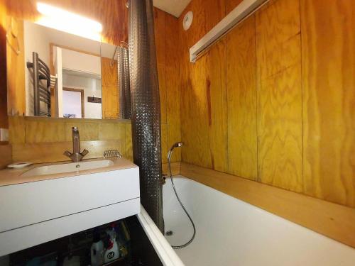 une douche dans une salle de bain avec un lavabo et un miroir dans l'établissement Résidence Gollet G - GOLLET 5 MAE-7281, à Valmorel