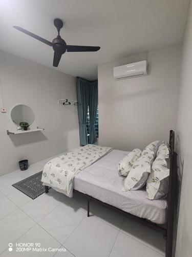 Postel nebo postele na pokoji v ubytování Homestay Hospital Sultanah Bahiyah