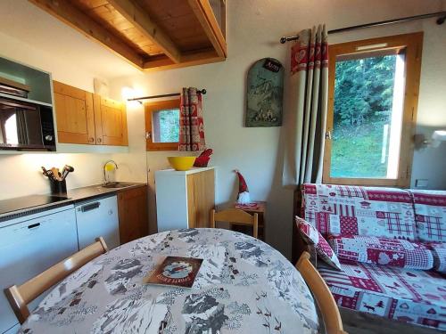 - une cuisine avec une table et une fenêtre dans l'établissement Résidence Cheval Blanc G - CHEVAL BLANC 3 pièces mezzanine MAE-7321, à Valmorel