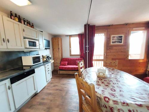- une cuisine et une salle à manger avec une table et un canapé dans l'établissement Résidence Pierres Plates G - Studio divisible avec coin montagne MAE-7311, à Valmorel