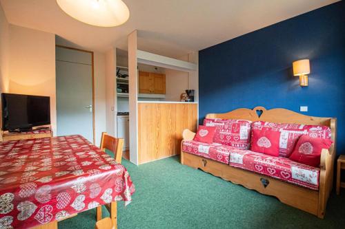 une chambre avec un lit et une télévision dans l'établissement Résidence Cheval Blanc G - CHEVAL BLANC C73 MAE-9261, à Valmorel