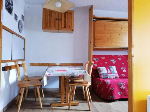 Cette petite chambre comprend une table, des chaises et un lit. dans l'établissement Résidence Gollet G - GOLLET 17 MAE-9271, à Valmorel