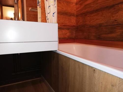 une baignoire dans une pièce avec un mur en bois dans l'établissement Résidence Gollet G - GOLLET 17 MAE-9271, à Valmorel