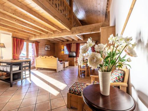 un salon avec un vase de fleurs sur une table dans l'établissement Les Chalets Du Gypse - LES CHALETS DU GYPSE C16 MAE-3761, à Saint-Martin-de-Belleville