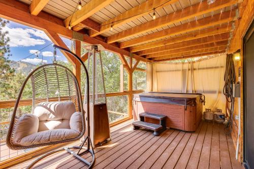 Posezení v ubytování 1 Mi to Skiing Mtn-View Cabin in Big Bear Lake
