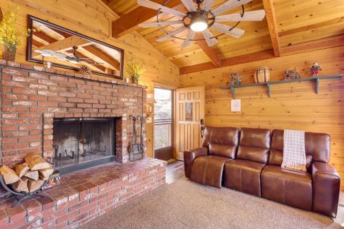 Posezení v ubytování 1 Mi to Skiing Mtn-View Cabin in Big Bear Lake