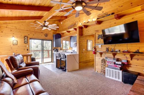 TV a/nebo společenská místnost v ubytování 1 Mi to Skiing Mtn-View Cabin in Big Bear Lake
