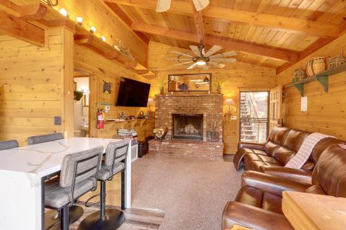 TV a/nebo společenská místnost v ubytování 1 Mi to Skiing Mtn-View Cabin in Big Bear Lake