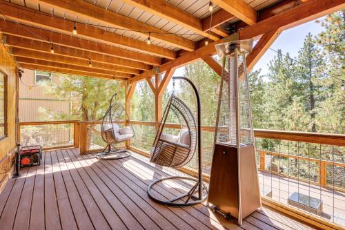 Balkón nebo terasa v ubytování 1 Mi to Skiing Mtn-View Cabin in Big Bear Lake