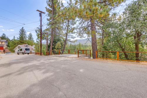 Fotografie z fotogalerie ubytování 1 Mi to Skiing Mtn-View Cabin in Big Bear Lake v destinaci Big Bear Lake