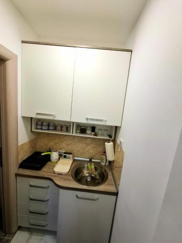 GOLD APARTMANIにあるキッチンまたは簡易キッチン
