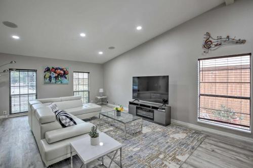 Una televisión o centro de entretenimiento en Collins Family-Friendly Texas Home with Private Pool!