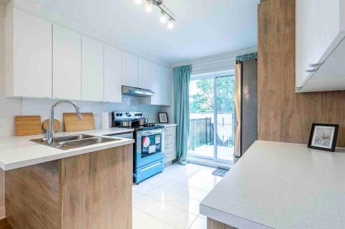 Η κουζίνα ή μικρή κουζίνα στο Nice Cozy & Unique Apartment with Free Parking