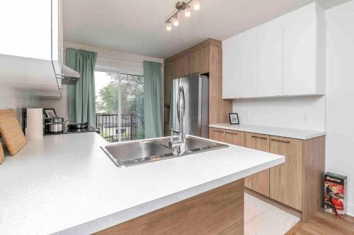 Η κουζίνα ή μικρή κουζίνα στο Nice Cozy & Unique Apartment with Free Parking