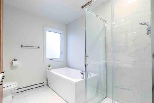 Ένα μπάνιο στο Nice Cozy & Unique Apartment with Free Parking