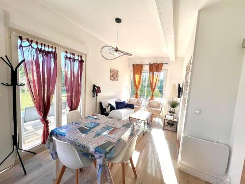 une salle à manger avec une table et des chaises dans une pièce dans l'établissement Maison lumineuse à LOCTUDY, à Plobannalec-Lesconil