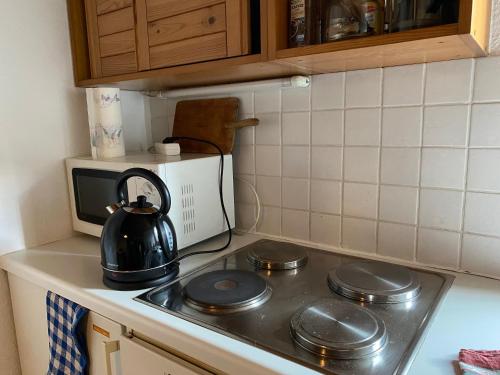 a tea kettle on a stove top in a kitchen at Grüne Oase unweit von Köln in Rösrath