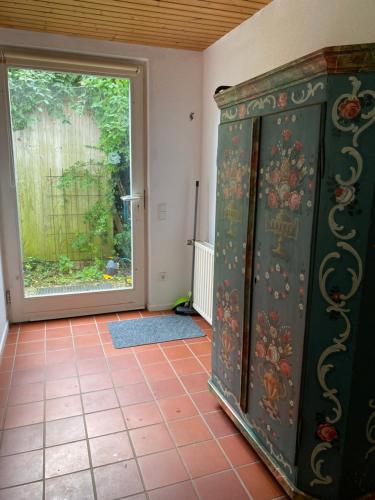 an entrance to a room with a door to a yard at Grüne Oase unweit von Köln in Rösrath