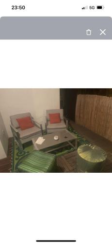 une chambre avec trois tables et chaises et publicité verticale dans l'établissement Charmant T2 proche centre ville, à Narbonne