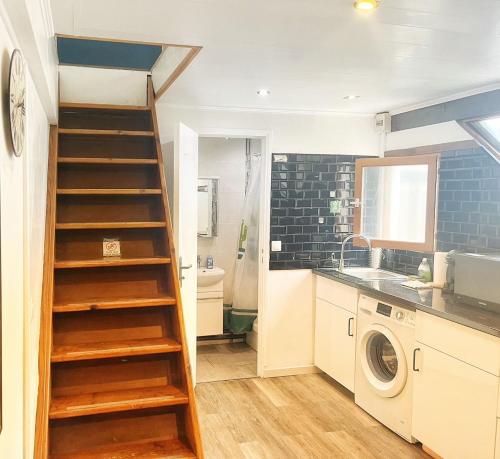 une petite cuisine avec un escalier menant à une buanderie dans l'établissement Calme et proche metro, à Villejuif