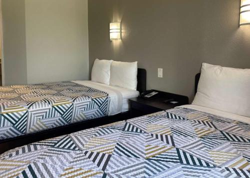 a hotel room with two beds in a room at Motel 6-Mission, TX in Mission