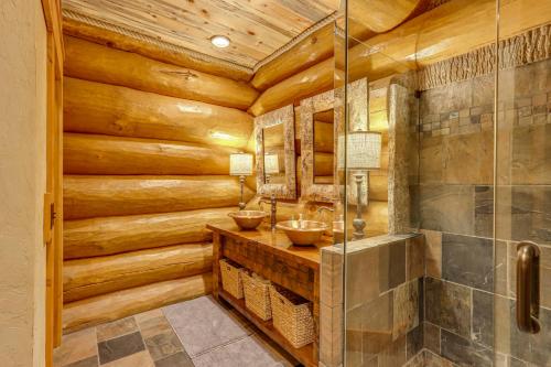 Ένα μπάνιο στο Private Hot Tub and Home Theater Ranger Log Cabin!