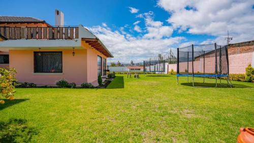 a basketball hoop in a yard next to a building at Casa amplia cerca de Baños de Agua Santa in Picaigua