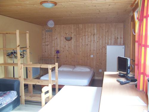 Cette petite chambre comprend des lits superposés et un bureau. dans l'établissement hautjardin, à Steige