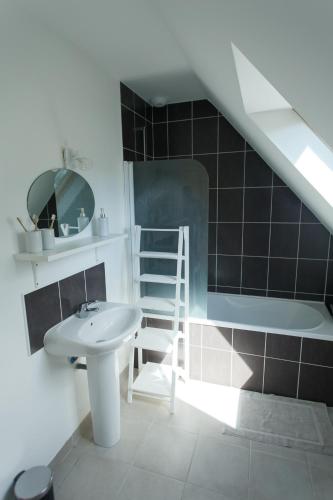 La salle de bains est pourvue d'un lavabo, de toilettes et d'une échelle. dans l'établissement Jolie maison de vacances, à Concarneau