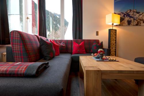 a living room with a couch and a table at Alpenresidenz Trisanna in Ischgl
