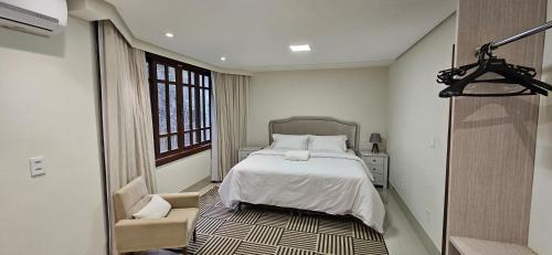 a bedroom with a bed and a window at Casa Boa Vista in Cachoeiro de Itapemirim