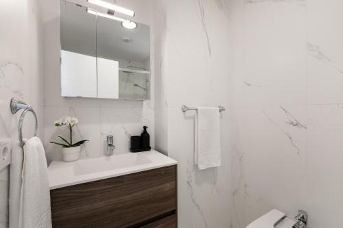 Un baño blanco con lavabo y ducha. en Eleven 4, en Santa Cruz de Tenerife