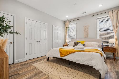 Ένα ή περισσότερα κρεβάτια σε δωμάτιο στο Modern Home with Backyard Oasis in Heart of ATL
