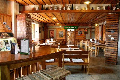 un ristorante con tavoli e sedie in una stanza di Guest House Meat Heads Pub a Komárno