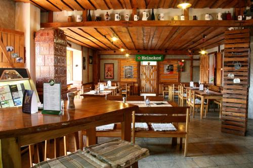 Restaurace v ubytování Guest House Meat Heads Pub