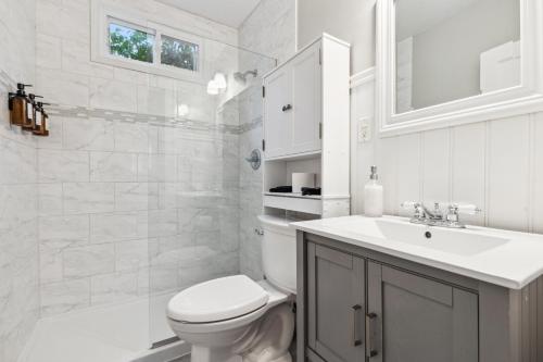 Et badeværelse på Cozy, Modern Waldo Escape