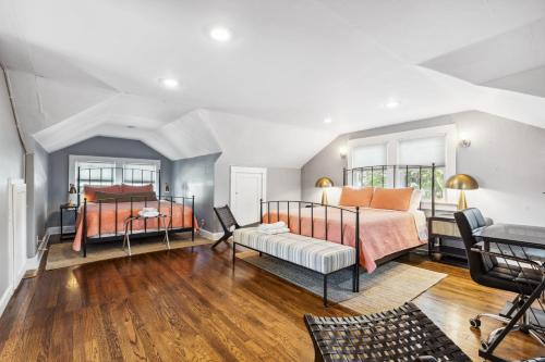 En eller flere senge i et værelse på Cozy, Modern Waldo Escape