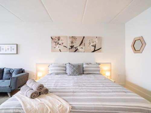 a bedroom with a large bed and a couch at Chilling 1BR Home in Orlando Next to Disney in Vineland