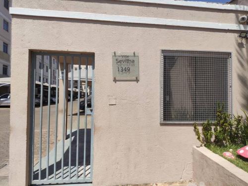 a building with a gate with a spring trap sign on it at Charmoso ap em Sete lagoas in Sete Lagoas