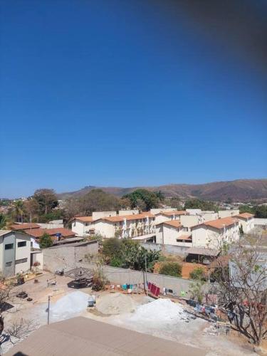 a view of a city with buildings in the background at Charmoso ap em Sete lagoas in Sete Lagoas