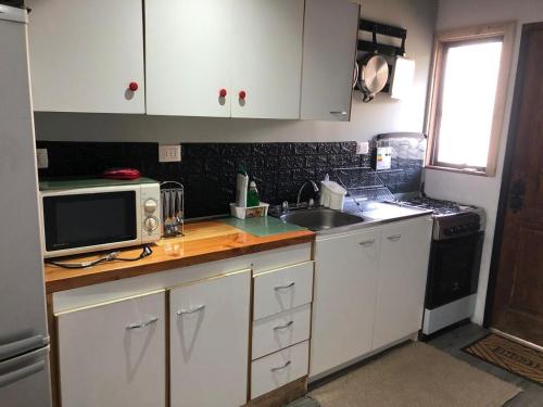 Kuchyň nebo kuchyňský kout v ubytování Cabaña a pasos de la costanera con estacionamiento