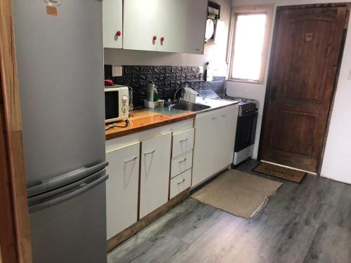 Kuchyň nebo kuchyňský kout v ubytování Cabaña a pasos de la costanera con estacionamiento