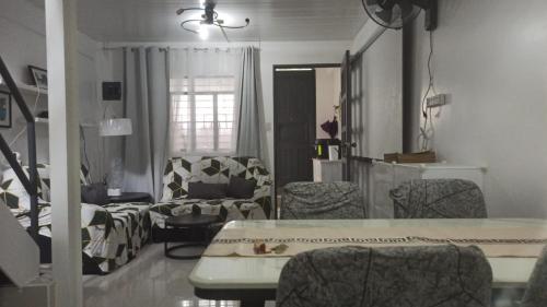 Χώρος καθιστικού στο RD Homestay in Sablan