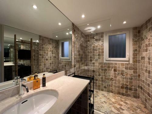 une salle de bain avec un lavabo et un grand miroir dans l'établissement Welcoming holiday home in Hyeres, à Hyères