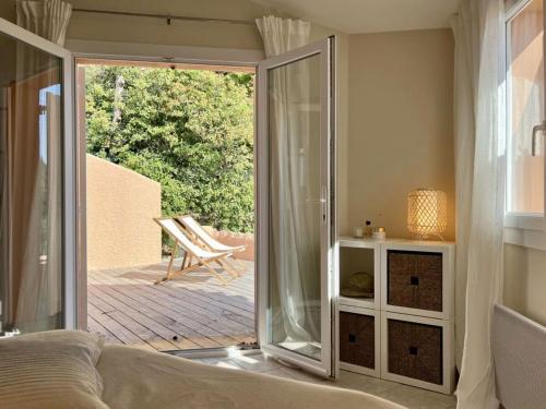 une chambre avec une porte coulissante en verre donnant sur un patio dans l'établissement Welcoming holiday home in Hyeres, à Hyères