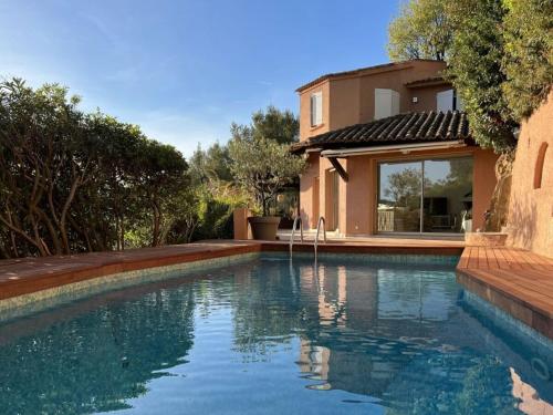 une piscine devant une maison dans l'établissement Welcoming holiday home in Hyeres, à Hyères