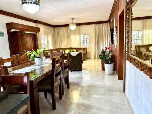 ハラバコアにあるVilla sugeのテーブルと椅子のあるダイニングルーム