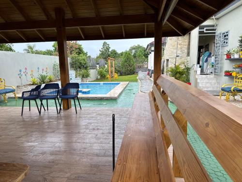 ハラバコアにあるVilla sugeのパティオ(テーブル、椅子付)、プールが備わります。
